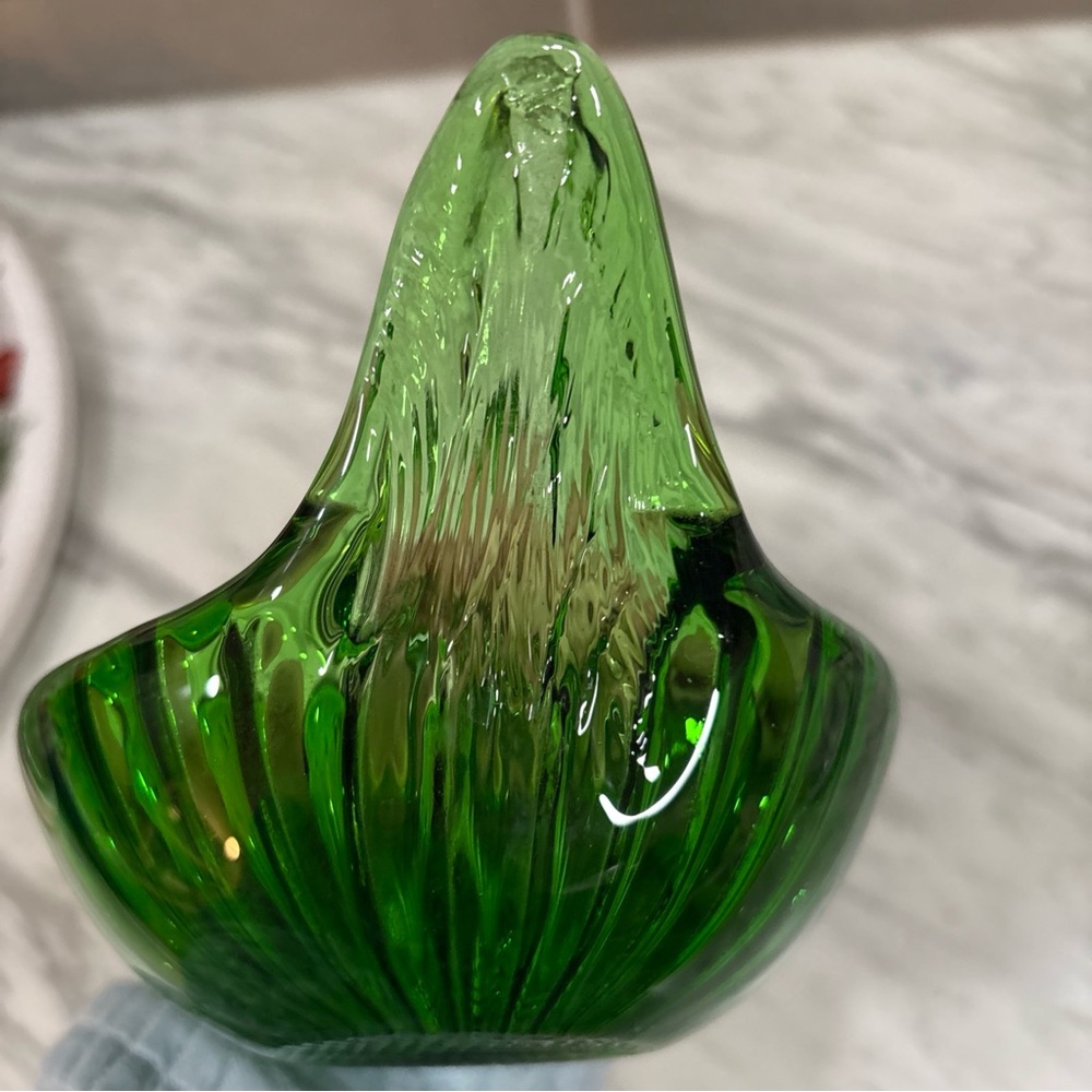 Elegant Green Glass Swan Figurine - Picture 8 of 13